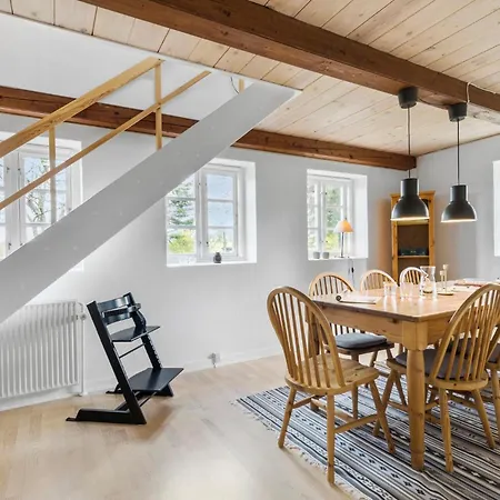 2 Bedroom Beautiful In Apartment *