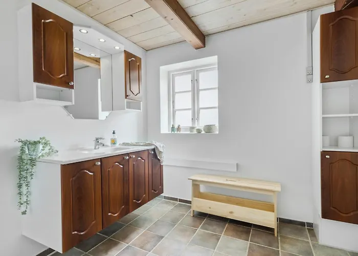 Apartament 2 Bedroom Beautiful In Kolind